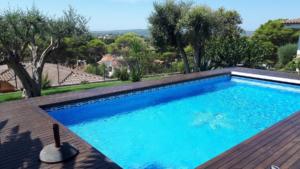 14.- Piscina i jardí2